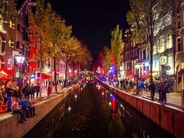 Hollanda, Amsterdam 'da geceleri kırmızı ışık bölgesi. Yüksek kalite fotoğraf