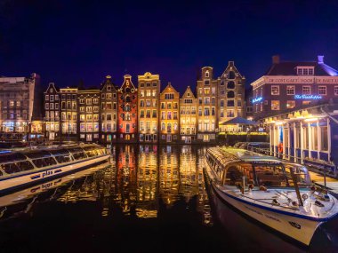Hollanda 'nın Amsterdam merkezindeki Damrak dar evleri. Yüksek kalite fotoğraf