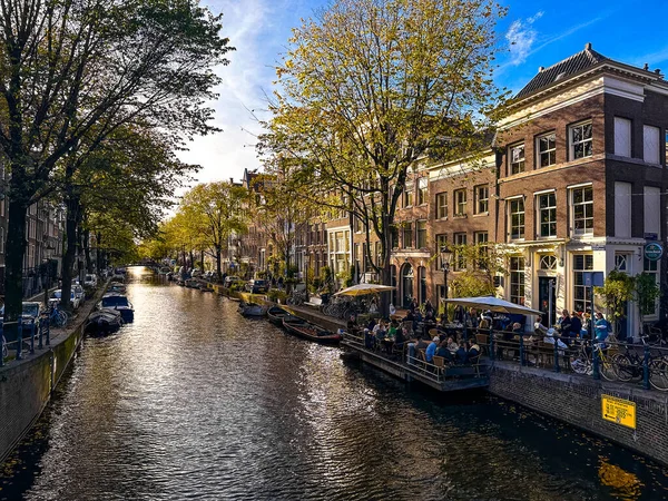 Amsterdam Canal Vista Con Barcos Bicicletas Atardecer Países Bajos Foto — Foto de Stock