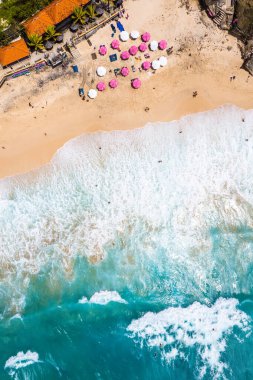 Pecatu 'daki Rüya Diyarı Sahili' nin havadan görünüşü Bukit Yarımadası 'nda Endonezya' nın güneydoğusundaki Bali Adası 'nda.