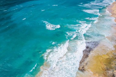 Pecatu 'daki Rüya Diyarı Sahili' nin havadan görünüşü Bukit Yarımadası 'nda Endonezya' nın güneydoğusundaki Bali Adası 'nda.