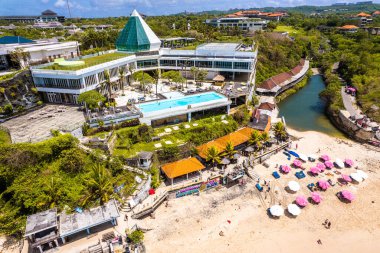 Pecatu 'daki Rüya Diyarı Sahili' nin havadan görünüşü Bukit Yarımadası 'nda Endonezya' nın güneydoğusundaki Bali Adası 'nda.
