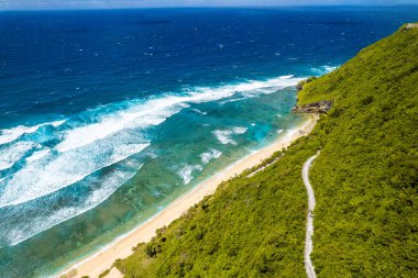 Endonezya, Bali 'nin en güney sahilindeki Nyang Nyang Sahili' nin havadan görünüşü.