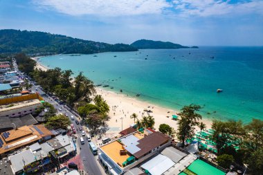 Phuket, Tayland 'daki Patong plajının havadan görüntüsü. Yüksek kalite fotoğraf