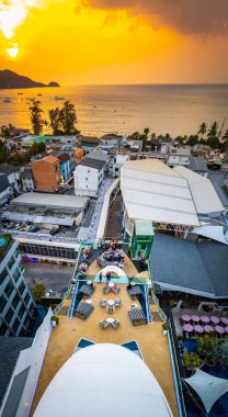Patong şehir merkezinin ve Tayland 'ın Phuket kentindeki çatı barının havadan görüntüsü. Yüksek kalite fotoğraf