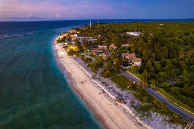 Lombok, Endonezya, Güney Doğu Asya 'da gün batımında Gili Trawangan plajının hava görüntüsü