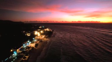 Lombok, Endonezya, Güney Doğu Asya 'da gün batımında Gili Trawangan plajının hava görüntüsü