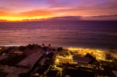 Lombok, Endonezya, Güney Doğu Asya 'da gün batımında Gili Trawangan plajının hava görüntüsü