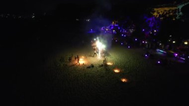 Tayland, Phuket sahilindeki bir yangın gösterisinin havadan görüntüsü. Yüksek kalite 4k görüntü