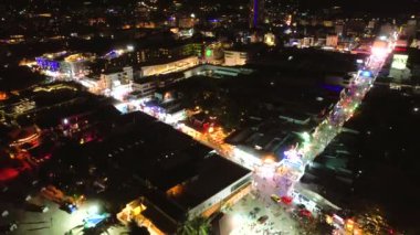 Tayland, Phuket 'teki Bangla yolunun gece görüşü. Yüksek kalite fotoğraf