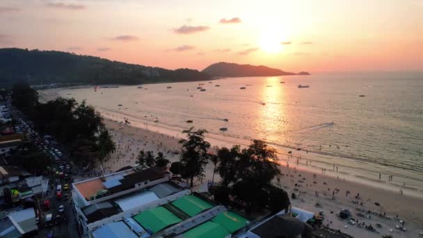 Αεροφωτογραφία Της Παραλίας Patong Στο Ηλιοβασίλεμα Στο Πουκέτ Της Ταϊλάνδης — Αρχείο Βίντεο