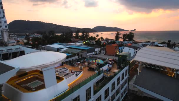 パトン市内中心部と屋上バーの空中ビュー プーケット タイで 高品質の写真 — ストック動画
