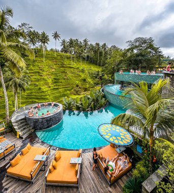 Cretya, Ubud, Bali, Endonezya 'dan pirinç terasları ve havuz manzarası. Yüksek kalite fotoğraf