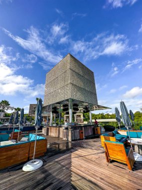 Endonezya, Bali 'deki uluwatu kayalıklarında bir plaj kulübü. Yüksek kalite fotoğraf