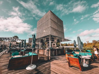 Endonezya, Bali 'deki uluwatu kayalıklarında bir plaj kulübü. Yüksek kalite fotoğraf