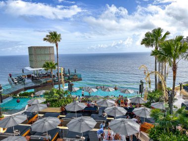 Endonezya, Bali 'deki uluwatu kayalıklarında bir plaj kulübü. Yüksek kalite fotoğraf
