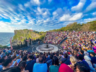 Uluwatu Tapınağı, Bali, Endonezya 'da geleneksel Balili Kecak Dansı. Yüksek kalite fotoğraf