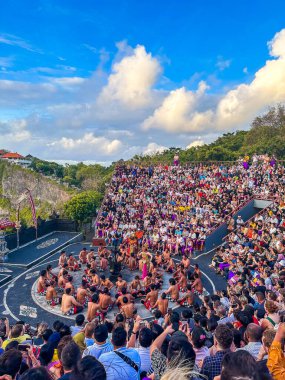 Uluwatu Tapınağı, Bali, Endonezya 'da geleneksel Balili Kecak Dansı. Yüksek kalite fotoğraf