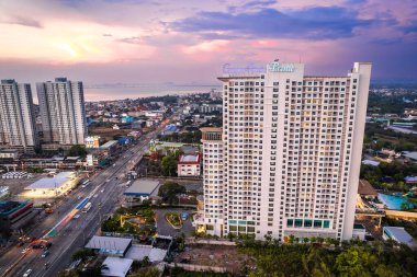 Pattaya Naklua 'daki Sukhumvit Yolu' nun havadan görünüşü Bang Lamung Bölgesi, Chon Buri, Tayland. Yüksek kalite fotoğraf