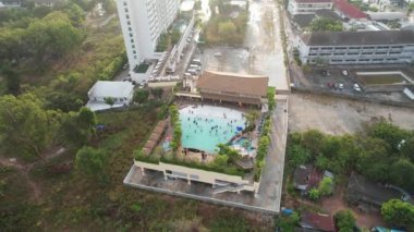 Pattaya Naklua, Bang Lamung Bölgesi, Chon Buri, Tayland 'daki Sukhumvit Yolu' ndaki su parkının havadan görüntüsü. Yüksek kalite fotoğraf