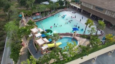 Pattaya Naklua, Bang Lamung Bölgesi, Chon Buri, Tayland 'daki Sukhumvit Yolu' ndaki su parkının havadan görüntüsü. Yüksek kalite fotoğraf