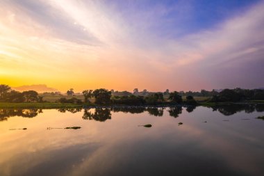 Kwai Nehri 'nin havadan görünüşü ve Kanchanaburi bölgesinde yüzen evler, Tayland, Güneydoğu Asya