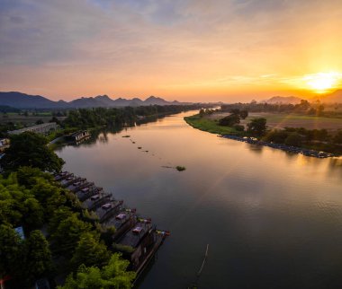 Kwai Nehri 'nin havadan görünüşü ve Kanchanaburi bölgesinde yüzen evler, Tayland, Güneydoğu Asya