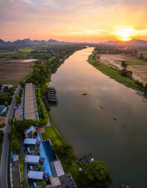 Kwai Nehri 'nin havadan görünüşü ve Kanchanaburi bölgesinde yüzen evler, Tayland, Güneydoğu Asya