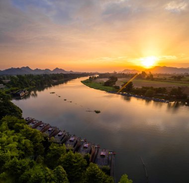 Kwai Nehri 'nin havadan görünüşü ve Kanchanaburi bölgesinde yüzen evler, Tayland, Güneydoğu Asya