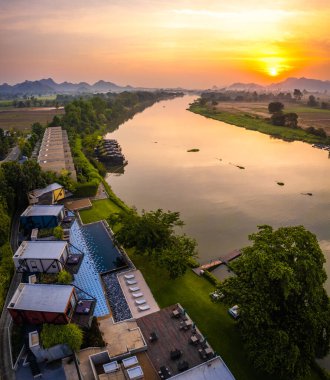 Kwai Nehri 'nin havadan görünüşü ve Kanchanaburi bölgesinde yüzen evler, Tayland, Güneydoğu Asya