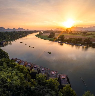 Kwai Nehri 'nin havadan görünüşü ve Kanchanaburi bölgesinde yüzen evler, Tayland, Güneydoğu Asya