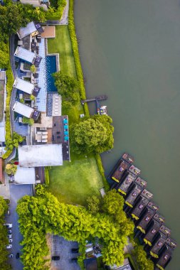Kwai Nehri 'nin havadan görünüşü ve Kanchanaburi bölgesinde yüzen evler, Tayland, Güneydoğu Asya