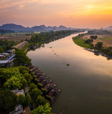 Kwai Nehri 'nin havadan görünüşü ve Kanchanaburi bölgesinde yüzen evler, Tayland, Güneydoğu Asya
