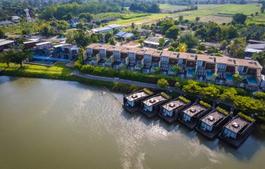 Kwai Nehri 'nin havadan görünüşü ve Kanchanaburi bölgesinde yüzen evler, Tayland, Güneydoğu Asya
