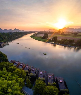 Kwai Nehri 'nin havadan görünüşü ve Kanchanaburi bölgesinde yüzen evler, Tayland, Güneydoğu Asya
