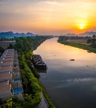Kwai Nehri 'nin havadan görünüşü ve Kanchanaburi bölgesinde yüzen evler, Tayland, Güneydoğu Asya