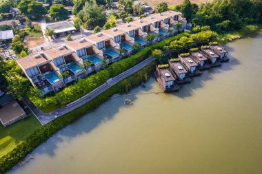 Kwai Nehri 'nin havadan görünüşü ve Kanchanaburi bölgesinde yüzen evler, Tayland, Güneydoğu Asya