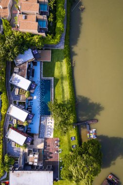 Kwai Nehri 'nin havadan görünüşü ve Kanchanaburi bölgesinde yüzen evler, Tayland, Güneydoğu Asya