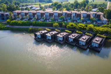 Kwai Nehri 'nin havadan görünüşü ve Kanchanaburi bölgesinde yüzen evler, Tayland, Güneydoğu Asya