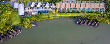 Kwai Nehri 'nin havadan görünüşü ve Kanchanaburi bölgesinde yüzen evler, Tayland, Güneydoğu Asya