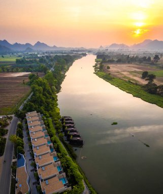 Kwai Nehri 'nin havadan görünüşü ve Kanchanaburi bölgesinde yüzen evler, Tayland, Güneydoğu Asya