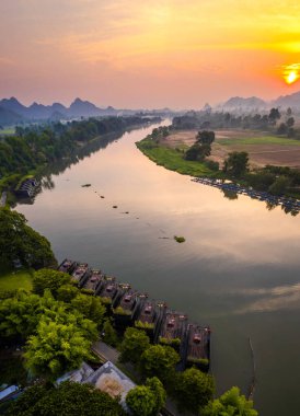 Kwai Nehri 'nin havadan görünüşü ve Kanchanaburi bölgesinde yüzen evler, Tayland, Güneydoğu Asya