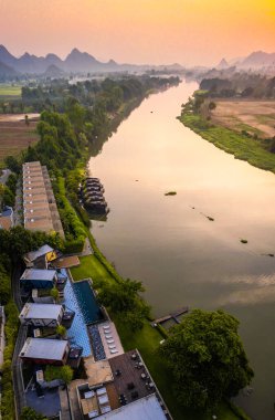 Kwai Nehri 'nin havadan görünüşü ve Kanchanaburi bölgesinde yüzen evler, Tayland, Güneydoğu Asya