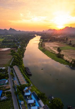 Kwai Nehri 'nin havadan görünüşü ve Kanchanaburi bölgesinde yüzen evler, Tayland, Güneydoğu Asya