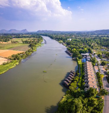 Kwai Nehri 'nin havadan görünüşü ve Kanchanaburi bölgesinde yüzen evler, Tayland, Güneydoğu Asya