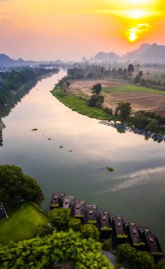 Kwai Nehri 'nin havadan görünüşü ve Kanchanaburi bölgesinde yüzen evler, Tayland, Güneydoğu Asya