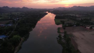 Kwai Nehri 'nin havadan görünüşü ve Kanchanaburi bölgesinde yüzen evler, Tayland, Güneydoğu Asya