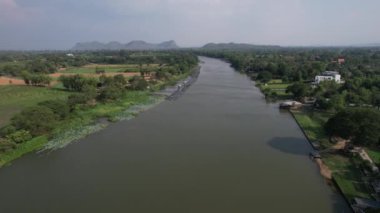 Kwai Nehri 'nin havadan görünüşü ve Kanchanaburi bölgesinde yüzen evler, Tayland, Güneydoğu Asya