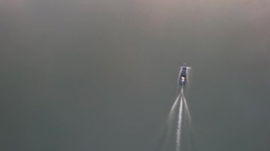 Kwai Nehri 'nin havadan görünüşü ve Kanchanaburi bölgesinde yüzen evler, Tayland, Güneydoğu Asya