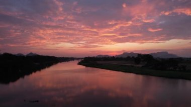 Kwai Nehri 'nin havadan görünüşü ve Kanchanaburi bölgesinde yüzen evler, Tayland, Güneydoğu Asya